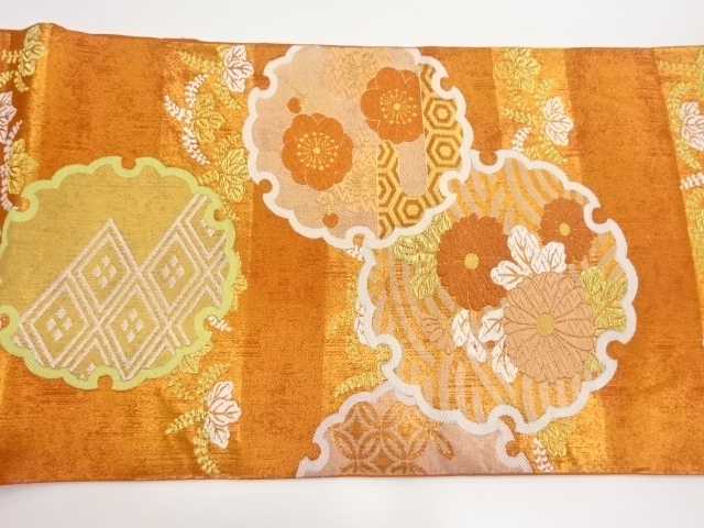  川島織物製　引箔横段に雪輪・梅・菊模様織出し丸帯